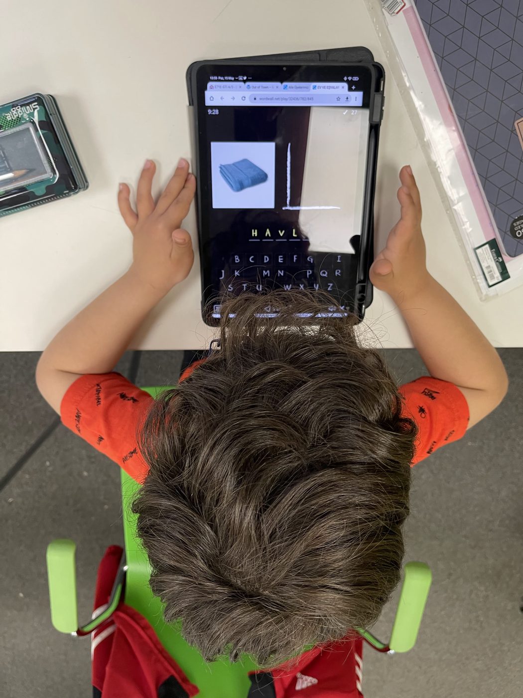 Çocuk tabletle Türkçe etkinliği yapıyor